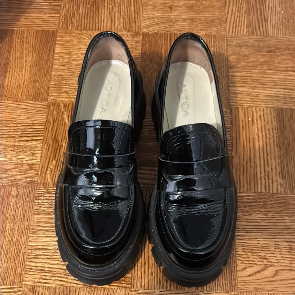 Ártica Black Patent Leather Loafers